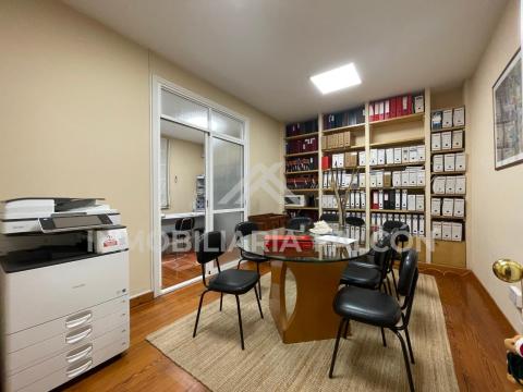 Casi 200 m² con techos altos en Urzáiz | Vivienda señorial en Primera planta sin ascensor