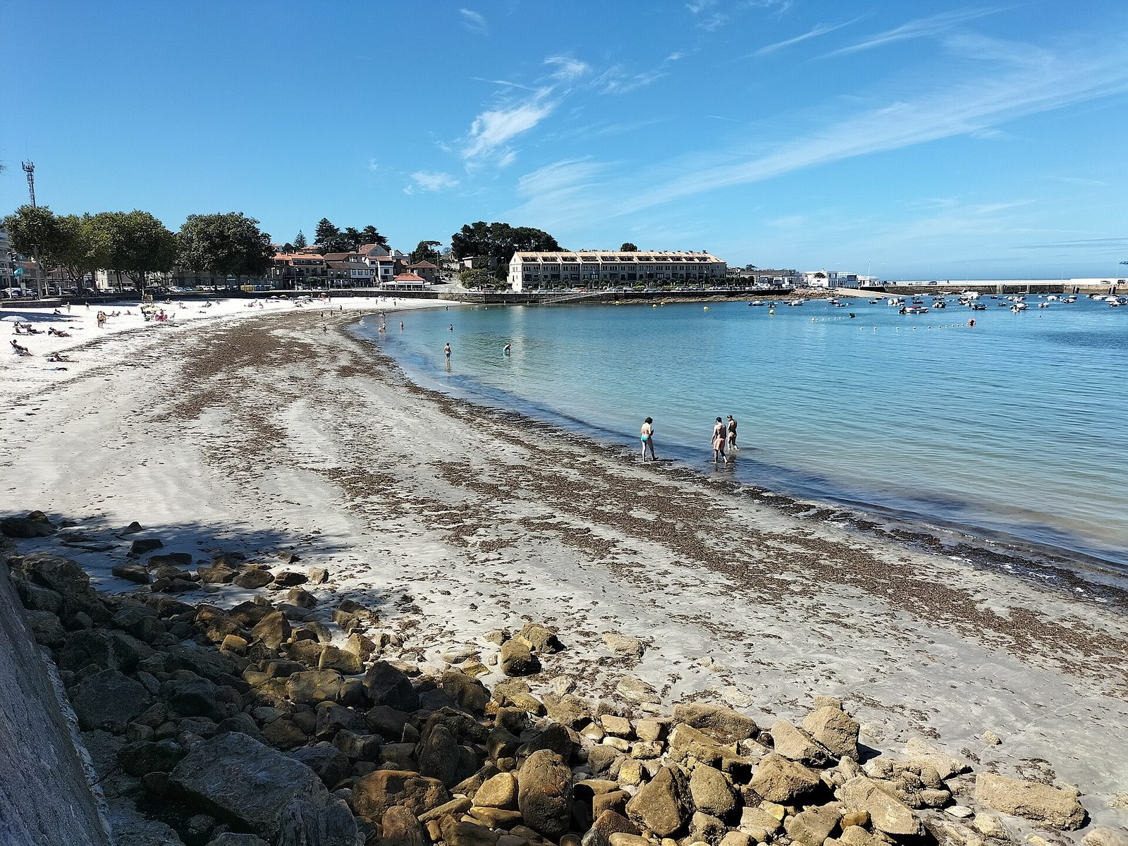 La playa de Canido, en la parroquia de Oia: el código postal con más renta de Vigo y donde las casas usadas se escrituran de media por encima del millón. Foto: Vanbasten 23, CC BY-SA 3.0, Wikimedia Commons