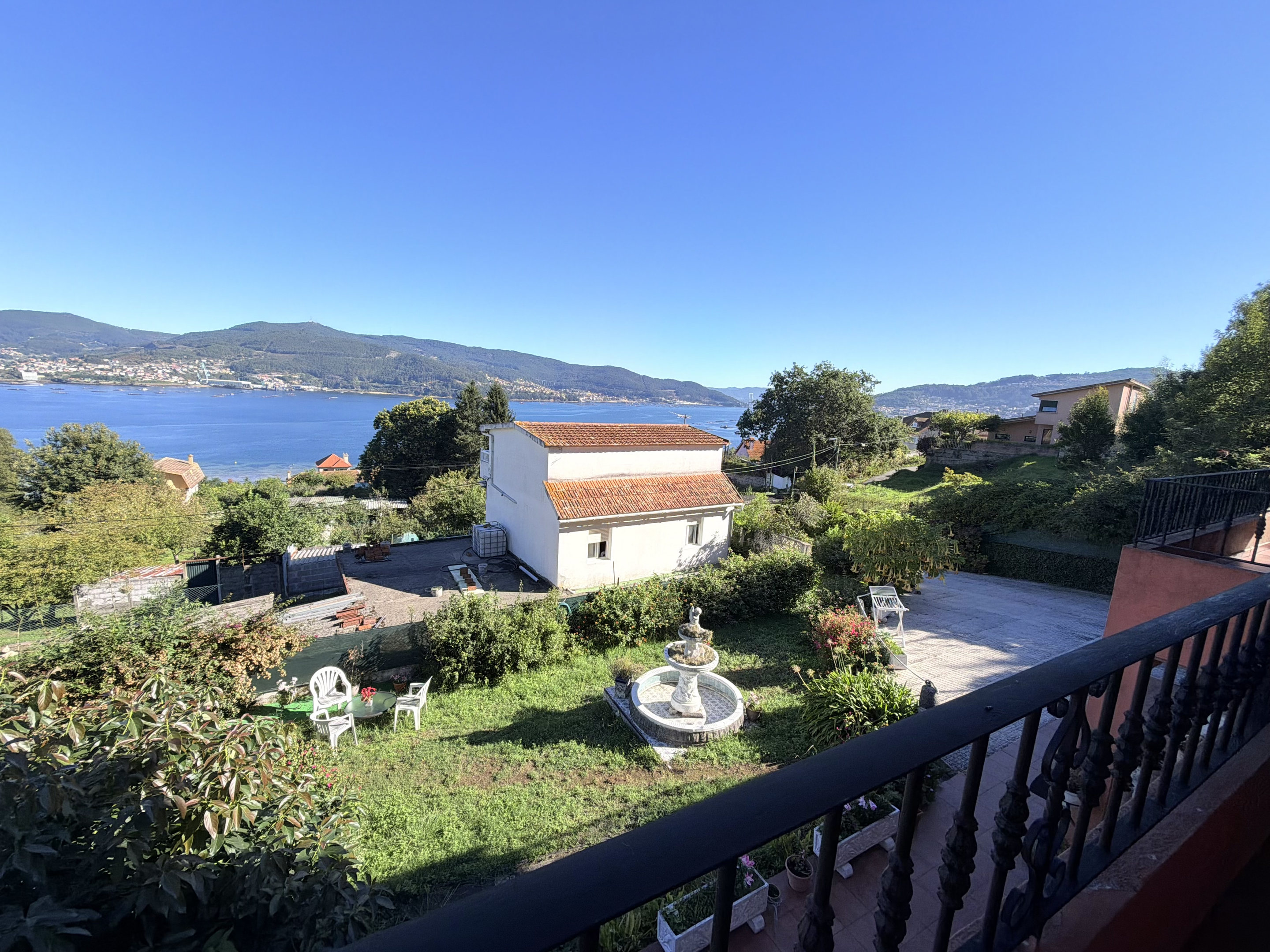 Vistas a la ría de Vigo desde una casa en venta en A Guía