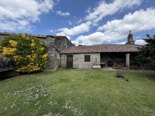 Casa Reitoral con Capela Consagrada