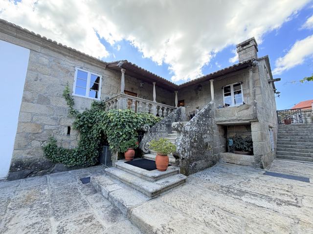 Casa Reitoral con Capela Consagrada