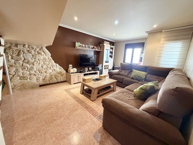 Casa Reformada de 3 Plantas con Garaxe