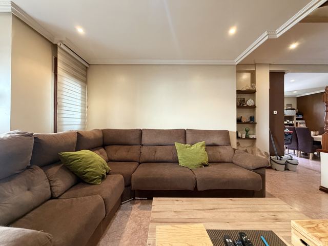 Casa Reformada de 3 Plantas con Garaxe