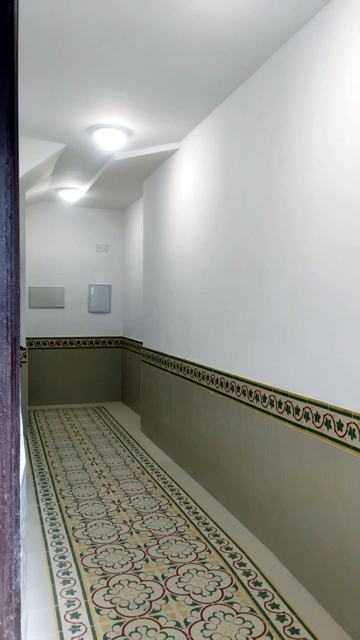Pasillo con baldosa hidráulica