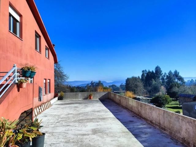 Property with a Restaurant and Guesthouse Business up and running